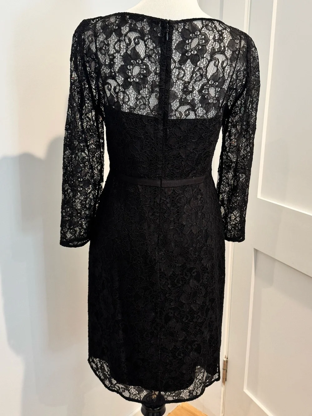 Tahari Women’s Size 4 Black Lace Long-Sleeve Cocktail Dress w/ built-in slip